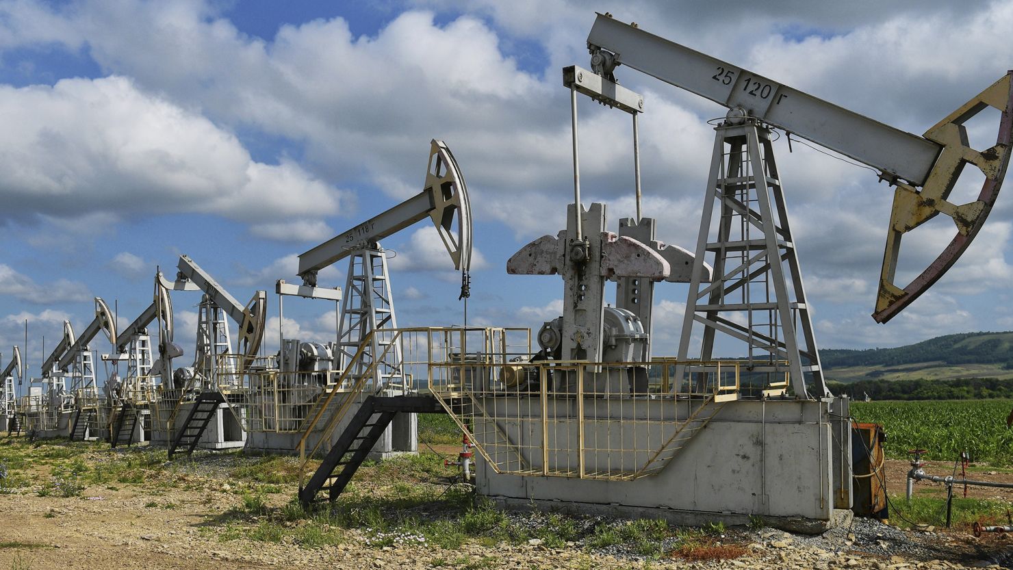 Đồng bạc xanh hạ nhiệt, đẩy giá dầu đi lên
