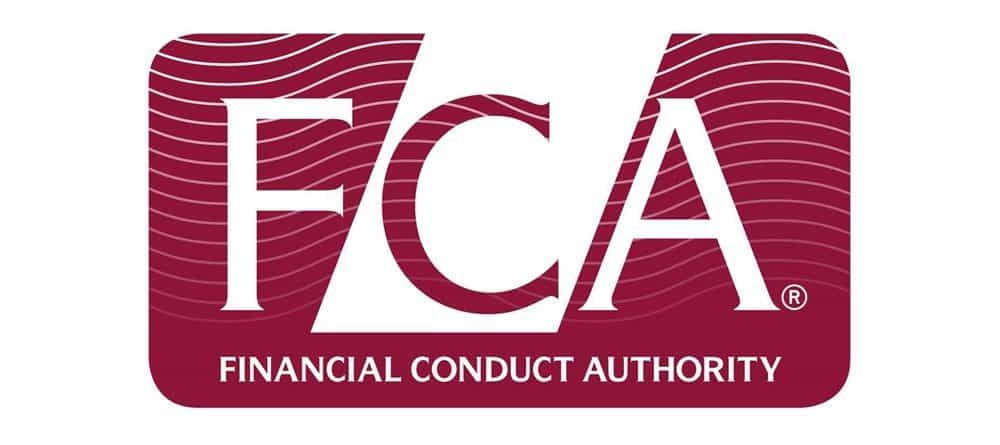 FCA đề xuất các quy định mới để nâng cao khả năng tiếp cận tiền mặt cho khách hàng cá nhân và doanh nghiệp trên khắp Vương quốc Anh. FCA đưa ra đề xuất này theo các quyền hạn mới được ban theo Luật về Dịch vụ tài chính và thị trường tài chính năm 2023. Theo đề xuất này, các ngân hàng và thể chế tài chính sẽ cần đánh giá sự thiếu hụt nguồn tiền mặt. Những đánh giá này cần phải tính đến các yếu tố địa phương như nhân khẩu học và điều kiện giao thông. Khi đã xác định được sự thiếu hụt, các đơn vị sẽ phải hành động để khắc phục. Sheldon Mills, Giám đốc điều hành của bộ phận người tiêu dùng và cạnh tranh tại FCA, cho biết: “Mặc dù ngày càng nhiều ngân hàng chuyển sang hình thức thanh toán điện tử, song hơn 3 triệu người tiêu dùng vẫn sử dụng tiền mặt trong giao dịch. Nhiều người trong số đó là tiểu thương và khách hàng gặp khó khăn trong việc thực hiện giao dịch điện tử. Do đó, chúng tôi muốn hỗ trợ người tiêu dùng bị ảnh hưởng bởi những xu thế mới. “Những đề xuất này yêu cầu các ngân hàng và thể chế tài chính thực hiện đánh giá về khả năng thực hiện những giao dịch tiền mặt sẽ giúp tránh được tình trạng thiếu nguồn cung tiền mặt tại một số địa phương. Ngoài ra, điều này cũng sẽ giúp quản lý việc các ngân hàng thực hiện chương trình giao dịch và thanh toán điện tử, đảm bảo người dân vẫn có thể tiếp cận tiền mặt khi cần.” Tính đến quý 1 năm 2023, 95,1% dân số Vương quốc Anh sống trong bán kính 1 dặm với các điểm rút tiền mặt như cây ATM hoặc chi nhánh Bưu điện. 99,7% dân số Vương quốc Anh sống trong phạm vi 3 dặm với các điểm rút tiền mặt. Mặc dù các dịch vụ tiếp cận tiền mặt có thể tác động đến cộng đồng địa phương, nền kinh tế và các trung tâm thương mại nhưng điều quan trọng là phải đáp ứng nhu cầu địa phương.  Theo đề xuất, các tổ chức được chỉ định sẽ được yêu cầu: Đánh giá khả năng tiếp cận tiền mặt khi thực hiện những thay đổi về các dịch vụ tiếp cận tiền mặt để xác định xem các dịch vụ bổ sung có cần thiết để bổ sung nguồn tiền mặt thiếu hụt tại địa phương hay không. Trả lời các yêu cầu từ người dân địa phương, các tổ chức cộng đồng và đại diện để xem xét, đánh giá và bổ sung sự thiếu hụt nguồn tiền mặt. Cung cấp các dịch vụ tiền mặt bổ sung hợp lý để khắc phục sự thiếu hụt nguồn tiền mặt khi các đánh giá chỉ ra sự thiếu hụt hoặc có thể thiếu hụt nguồn tiền mặt đáng kể tại địa phương. Đảm bảo không đóng cửa các cơ sở tiền mặt, bao gồm cả chi nhánh ngân hàng, cho đến khi có bất kỳ dịch vụ tiền mặt bổ sung nào.  Quyền hạn mới không cho phép FCA ngăn cản các chi nhánh ngân hàng đóng cửa. Tuy nhiên, các quy định mới sẽ có tác động khi các chi nhánh là nguồn tiền mặt quan trọng tại địa phương. FCA sẽ đảm bảo các quy định này hài hòa với hướng dẫn hiện có về việc đóng cửa chi nhánh ngân hàng. Luật hiện hành cho phép các nhà bán lẻ quyết định có chấp nhận giao dịch bằng tiền mặt hay không – vì vậy FCA không thể can thiệp. Quá trình tham vấn đề xuất sẽ kéo dài đến ngày 8 tháng 2. Dự kiến, FCA sẽ hoàn tất những quy định mới vào quý III/2024.