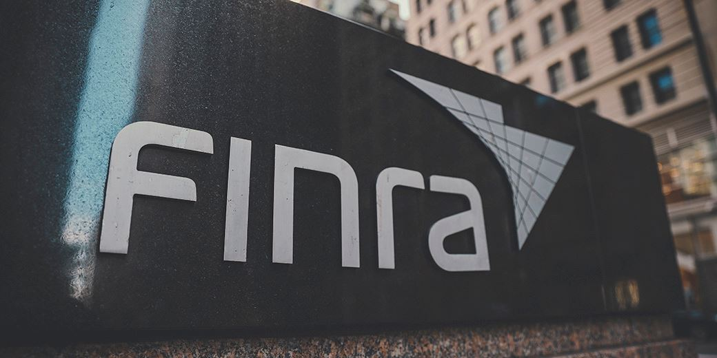 FINRA phạt Oppenheimer 500.000 USD